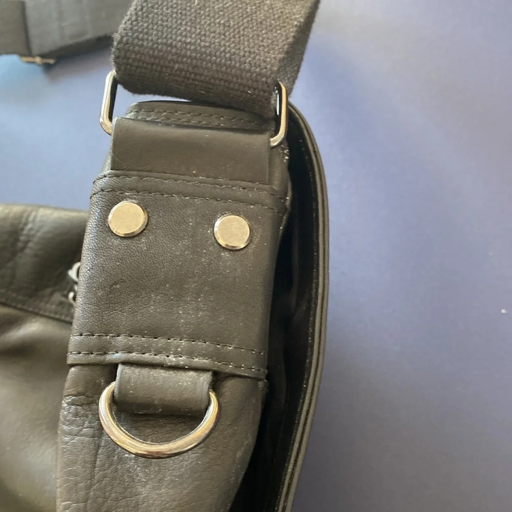 KENNETH COLE  Reaction Black Classic Leather Messenger Laptop Bag‎ Cognac